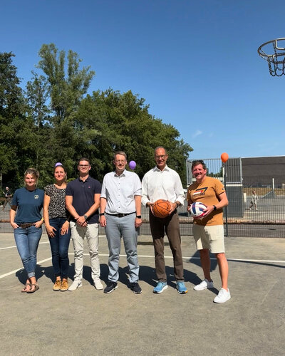 Bild vergr��ern: Jennifer Kneer (Stadtplanerin, Kreisstadt Olpe), Anni Rath (Stabsstelle F�rdermanagement, Kreisstadt Olpe), Niko Ernst (Bauleiter, Kreisstadt Olpe), Tobias Schulte (B�rgermeister, Kreisstadt Olpe), Jochen Ritter (MdL), Christian Schneider (Mitglied des Stadtrates, Kreisstadt Olpe)