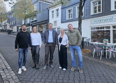 Bild vergr��ern: Foto: B�rgermeister Tobias Schulte mit den Inhabern der Kaffeer�sterei �Berghang Kaffee� und der �Kr�merei am Markt�.